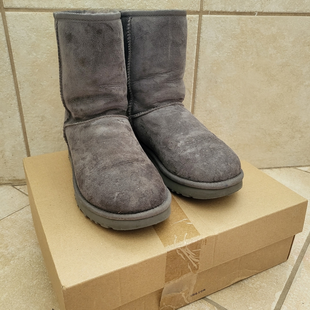 UGG Classic Short II size 8